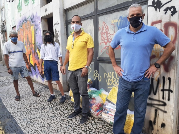 Gilberto Leal e Vinícius de Assumpção entregam parte das doações dos bancários para o Centro de Ação Comunitária em favor da comunidade do Morro da Previdência