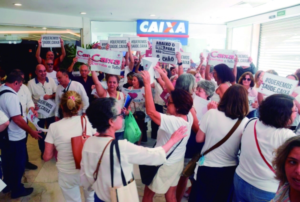  Protesto nacional em defesa do Saúde Caixa, realizado no último dia 30 de outubro. No Rio, a manifestação uniu empregados da ativa e aposentados no prédio do Passeio Corporate, na Cinelândia