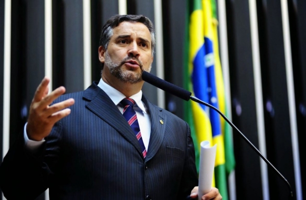 O deputado federal Paulo Pimental (PT-RS) enviou ofício ao ministro da Saúde Marcelo Queiroga pedindo a inclusão dos bancários entre as categorias prioritárias do Plano Nacional de Vacinação contra a Covid-19