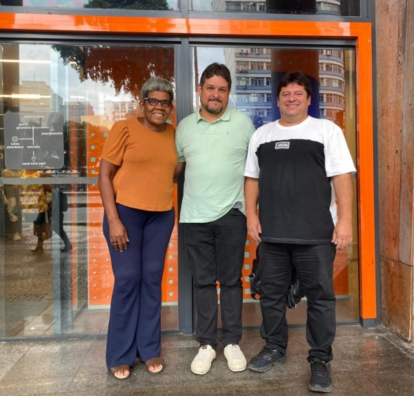 O banc&aacute;rio do Ita&uacute;, Renato Mota Freire (centro) a sua reintegra&ccedil;&atilde;o garantida gra&ccedil;as a uma a&ccedil;&atilde;o do Departamento Jur&iacute;dico do Sindicato