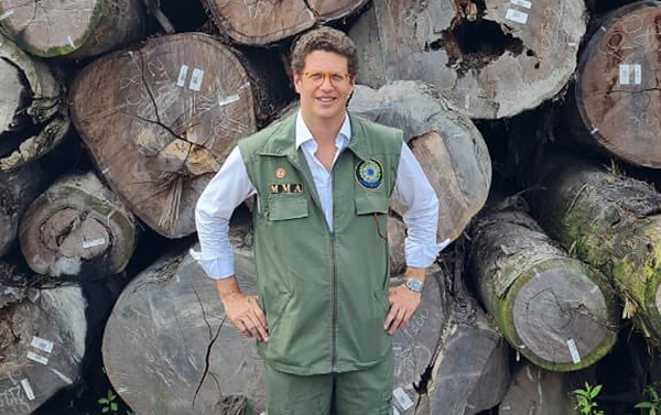 Ex-ministro do Meio-Ambiente, Ricardo Salles, suspeito de integrar “organização criminosa” ao se aliar a acusados de fazer na Amazônia a maior extração de madeira ilegal da história do Brasil.