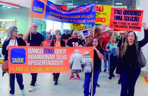 O Sindicato dos Banc&aacute;rios do Rio participou, no Aeroporto Santos Dumont, do protesto em defesa de um plano de sa&uacute;de  financeiramente vi&aacute;vel para os aposentados do Ita&uacute;