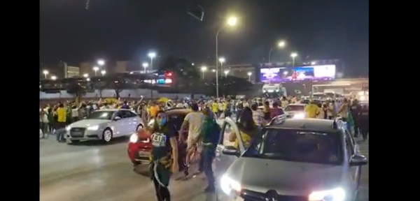 Caminhões bloqueiam Esplanada dos Ministérios em Brasília