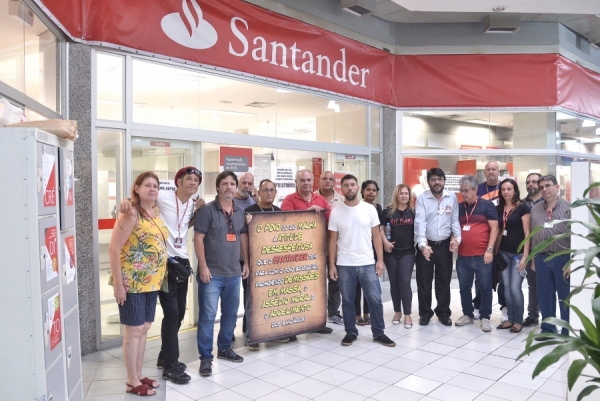 Dirigentes sindicais numa atividade do Santander. Sindicato cobra do banco o fim das demissões e condições de proteção dos funcionários neste período de pandemia