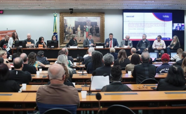 Parlamentares, dirigentes sindicais, lideranças e representantes de associações participaram da audiência pública na Câmara dos Deputados, em Brasília, para debater o plano de saúde dos aposentados do Itaú. O banco, mais uma vez, não compareceu