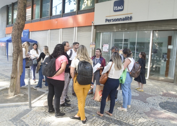 Manifestações agitaram agências do Itaú no centro financeiro do Rio de Janeiro