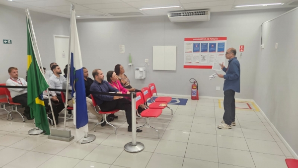 O diretor do Sindicato, Wanderlei Souza, conversa com banc&aacute;rios e banc&aacute;rias da ag&ecirc;ncia Ipanema. Foto amadora.