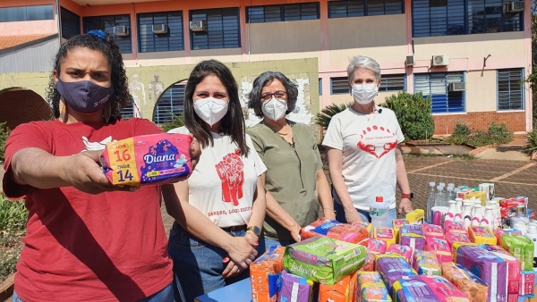Legenda: A distribuição gratuita de absorventes femininos para mulheres de baixa renda tornou-se uma necessidade ainda mais urgente em função da crise da pandemia. Bolsonaro vetou