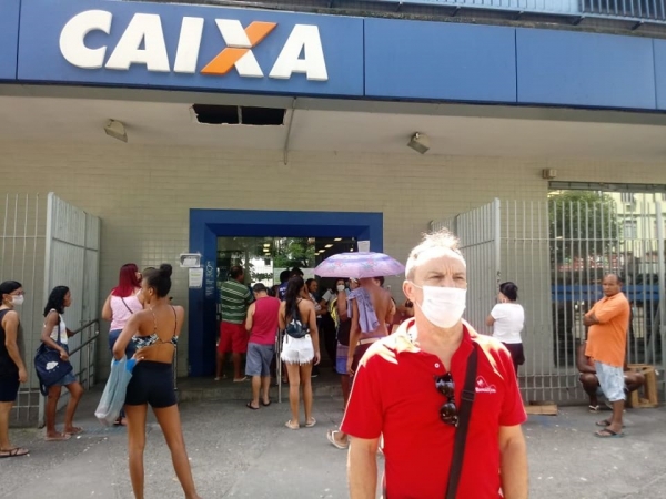 O SINDICATO PRESENTE - O vice-presidente do Sindicato dos Bancários do Rio Paulo Matileti percorreu as agências do bairro de Campo Grande e constatou grandes filas, aglomerações e risco para os bancários