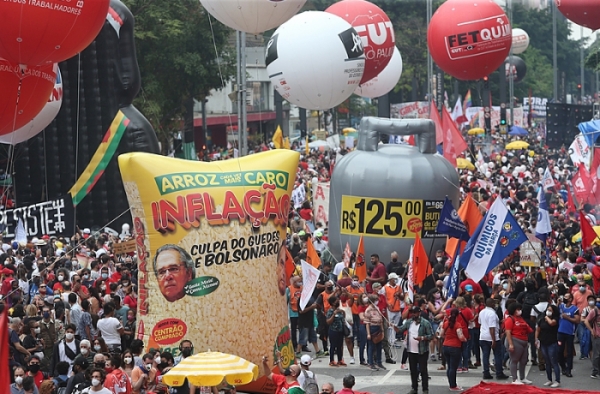 Imprensa internacional destaca &quot;protestos massivos&quot; por impeachment de Bolsonaro