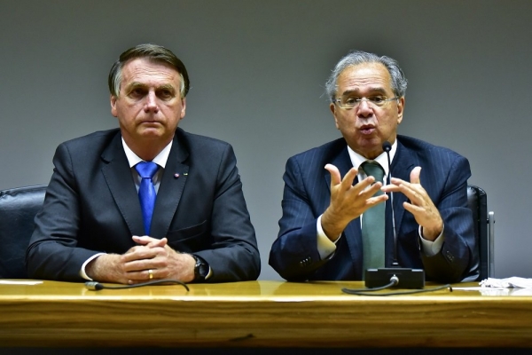 OS RESPONSPAVEIS PELA CRISE - Bolsonaro ao lado de Paulo Guedes. O ministro da Economia tenta explicar a crise que o próprio governo criou com o negacionismo do presidente no combate à pandemia e o fracasso de sua política ultraliberal
