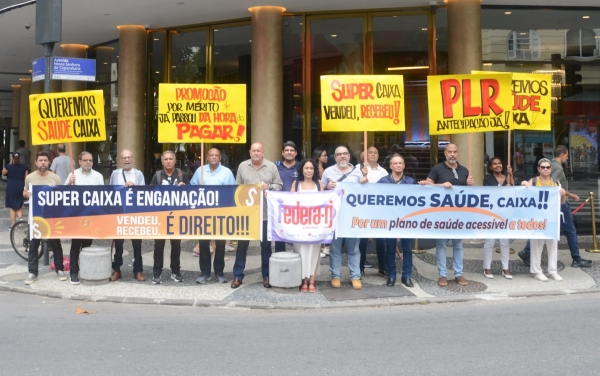 Durante o protesto foi entregue documento  ao banco cobrando um programa que efetivamente valorize o empregado;  seja transparente, com crit&eacute;rios conhecidos, que reconhe&ccedil;a que os resultados s&atilde;o fruto do trabalho conjunto das equipes; e coerente com a miss&atilde;o da Caixa. Foto: Nando Neves.