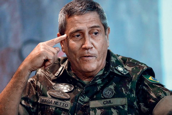 General Braga Neto, ministro da Defesa. A pasta diz que deu as devidas explicações ao TCU, mas não desmentiu o uso da verba para o combate à Covid-19 utilizado para compra de alimentação nobre para os militares