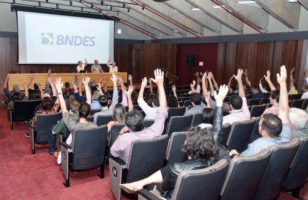 A ASSEMBLEIA É SOBERANA - Com 73 votos, os funcionários  do BNDES aprovaram o novo teto da PLR. Houve apenas  um voto contra e uma abstenção
