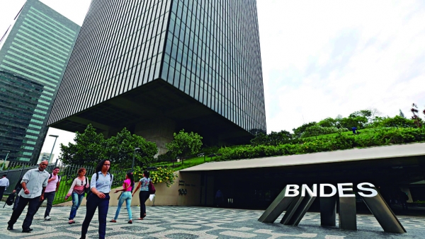 A direção do BNDES foi a única do sistema financeiro nacional a se negar a encontrar uma saída negociada e a não aceitar, na íntegra, o acordo firmado pela categoria bancária com a Fenaban