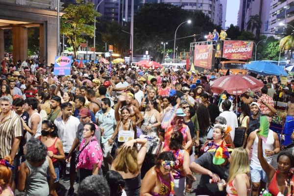 Uma multidão caiu na folia com o Bloco dos Bancários,  no Centro do Rio de Janeiro,  na última sexta-feira (9)