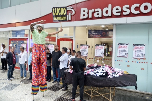 No Rio de Janeiro, houve protestos nas agências com uso do humor para criticar os banqueiros