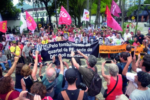 Protesto exige tombamento de quartel onde  pessoas eram torturadas pela didatura. 