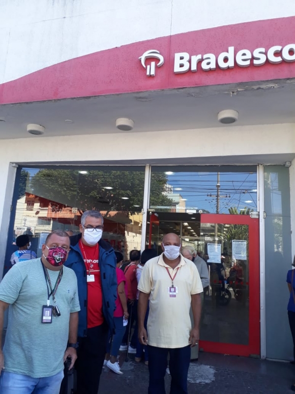 Sérgio Menezes, Ronaldão e Arlensen Tadeu na agência da Domingos Lopes, em Madureira. É o Sindicato sempre presente nas agências para proteger a vida e os direitos dos bancários
