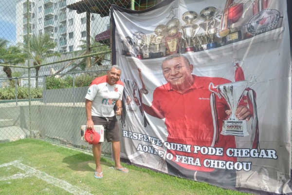 O técnico Luiz Teodósio, do Real União, recebeu uma bonita e emocionante homenagem dos atletas de sua equipe, amadora e veterana: um bandeirão com os troféus conquistados  