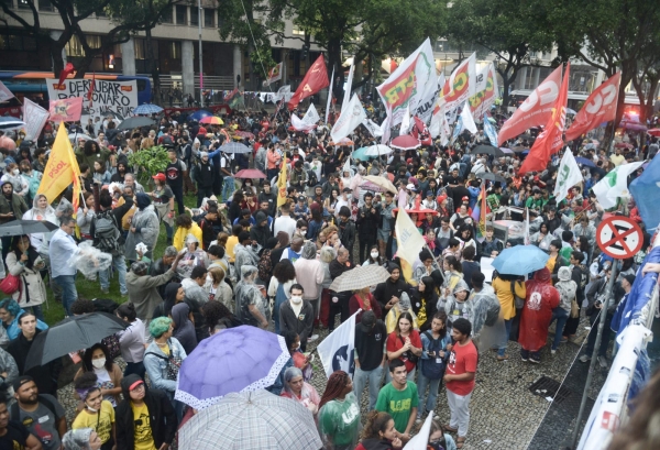 Muita gente usou guarda-chuvas e capas para se proteger da chuva e do frio, mas não deixou de participar do protesto, no Rio, em defesa da democracia