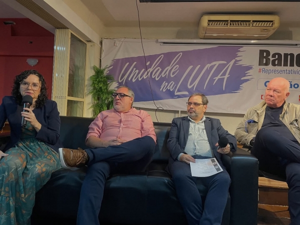 Juvandia Moreira (E) e José Ferreira (segundo à direita) na mesa de abertura do evento da UNI Américas Finanças, no auditório do Sindicato do Rio de Janeiro 