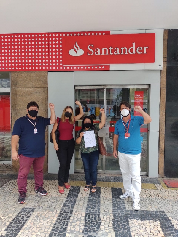 Ivanice Maria Moreira, funcionária do antigo Call Center do Santander, comemora sua reintegração ao lado de Edelson Figueiredo (E), Adriana Nalesso e Marcos Vicente