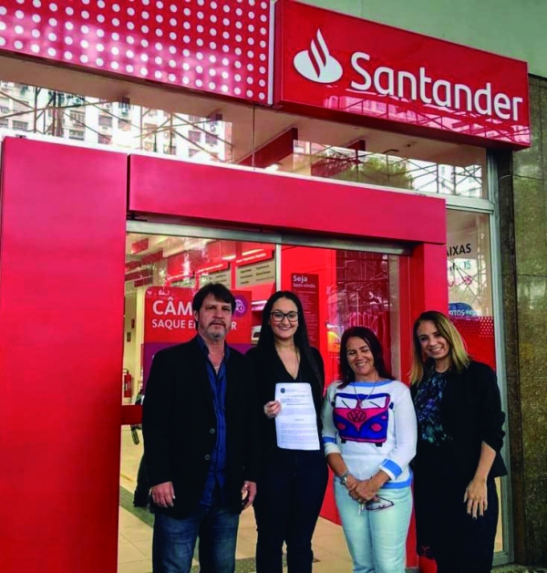 Alexia Cassilha, feliz com sua reintegração, ao lado de Marcos Vicente, Maria de Fátima e Adriana Nalesso