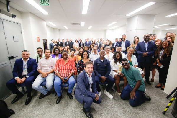 Empregados e empregadas da Caixa comemoram mudança do nome de agência que fica na região da &#039;Pequena África &#039;, na região portuária do Rio