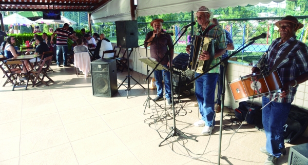 O grupo de forró “Calor do Brejo” fez a alegria dos  bancários na Sede Campestre, no último domingo