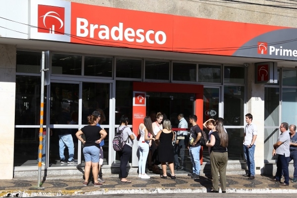 EXPOSTOS AO PERIGO - Aglomerações nas agências do Bradesco. O governo federal tem condições de dar um atendimento digno para a população sem colocar os bancários em risco