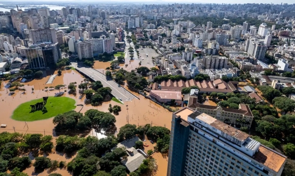 A foto da Agência Brasil mostra a enchente em Porto Alegre. Situação levou o Rio Grande do Sul ao estado de calamidade pública.