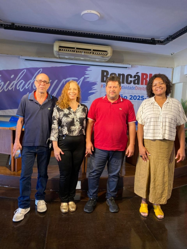 A bancária Mônica Cristina Alves (segunda à esquerda) entre os diretores do Sindicato, Wanderley Souza (E), Edelson Figueiredo e Dênia Almeida
