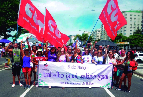 A vice-presidenta do Sindicato dos Banc&aacute;rios do Rio, K&aacute;tia Branco (quarta &agrave; esquerda), e dirigentes da entidade  participaram do protesto contra a viol&ecirc;ncia &agrave;s mulheres, no &uacute;ltimo domingo, em Copacabana