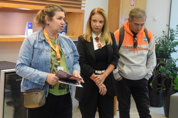 Adriana Nalesso, Maria Izabel e Laércio Pereira durante a atividade do Sindicato na Tijuca contra a extinção de agências, as demissões e a sobrecarga de trabalho no Itaú
