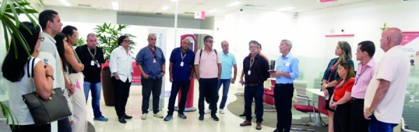 Dirigentes sindicais conversaram com funcionários da agência Lobo Júnior, na Penha,  que estão aflitos com medo de perder o emprego com a extinção da unidade