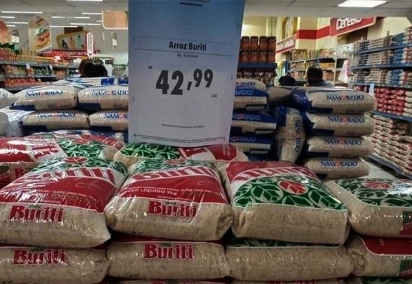 COMIDA CARA -  Mesmo os produtos essenciais na mesa dos brasileiros, como o arroz, estão o olho da cara. A inflação explodiu e a renda caiu nos três anos e cinco meses do governo Bolsonaro