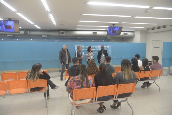 Dirigentes sindicais do Sindicato do Rio e da Federa-RJ durante a manifestação nas agências do Itaú em Bonsucesso: solidariedade aos bancários demitidos 