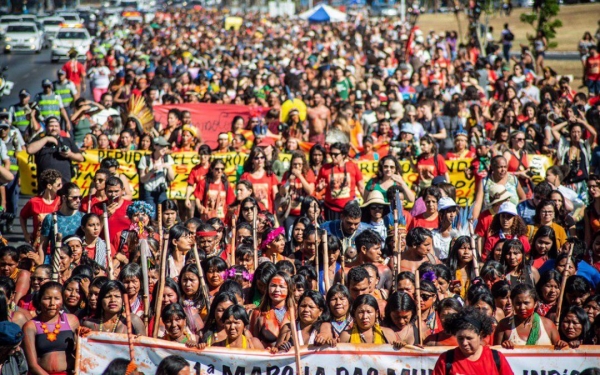 Milhares de indígenas tomaram as ruas de Brasília para protestar contra a política do governo Bolsonaro, que ameaça os índios e o meio ambiente