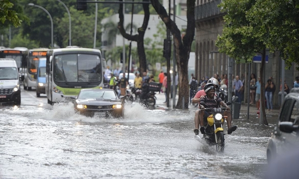O Sindicato solicitou ais bancos a suspensão do expediente bancário nos dois últimos dias,  no Rio, em função da previsão de tempestades e ventos fortes