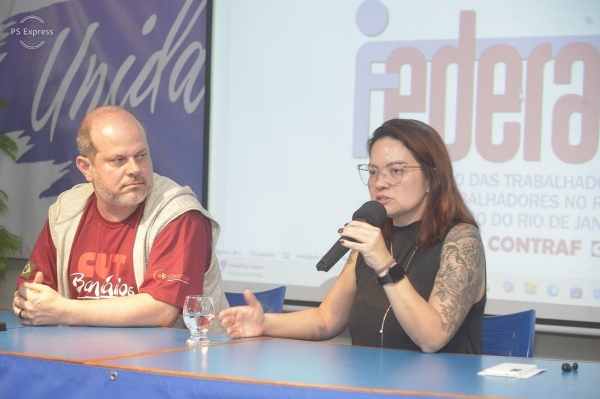 Fabiana Uehara Proscholdt (ao lado de Rogério Campanate) falou dos desafios da organização de luta dos empregados e da categoria frente as novas tecnologias no trabalho