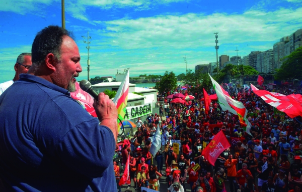 Sandro Cezar, o Sandr&atilde;o, presidente da CUT-RJ, fala &agrave; multid&atilde;o na orla de Copacabana: sem anistia