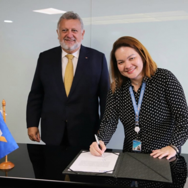 Fabiana Uehara, ao lado do presidente da Caixa, Carlos Vieira, toma posse no Conselho de Administração da Caixa 