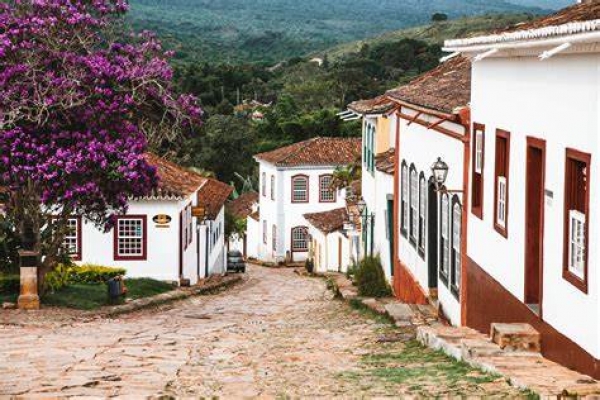 Casarões do período colonial, ruas de pedra e cercada de montanhas: Tirandentes, interior de Minas, é uma volta ao passado
