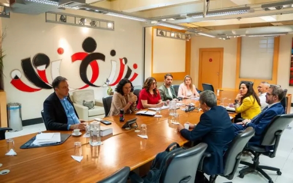 As coordenadoras do Comando Nacional, Juvandia Moeira e Neiva Ribeiro, participam da negociação. Foto: SeebSP.