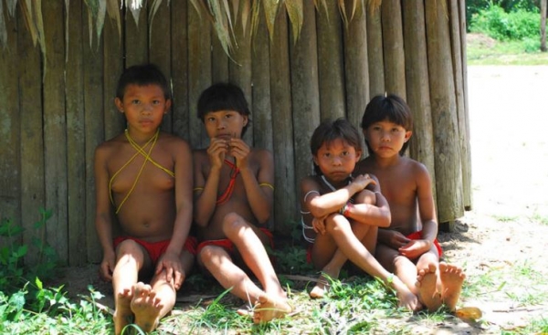 Crianças e adolescentes, as novas vítimas dos conflitos entre garimpeiros e índios na Amazônia