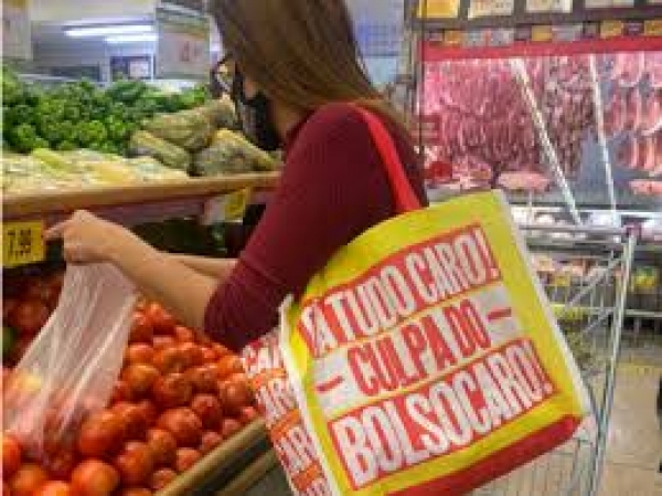 Professora Nelice Pompeu, da rede pública de São Paulo, viraliza com sacola &quot;Bolsocaro&quot; no supermercado.
