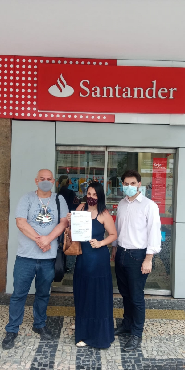 O dirigente sindical Arnaldo Malaquias (E) ao lado da bancária do Santander reintegrada em ação do Sindicato, Maria José da Silva Moraes