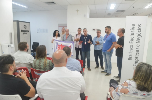 Dirigentes sindicais protestam na agência da Voluntários da Pátria, 371, em Botafogo: Bradesco anunciou o fechamento da unidade para esta sexta-feira (19)