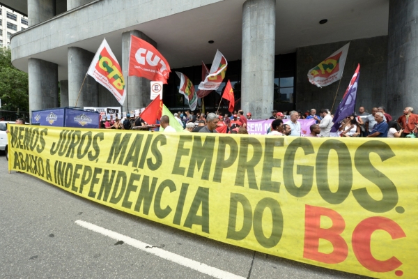 O Sindicato dos Bancários do Rio convoca a categoria para participar da campanha por juros mais baixos